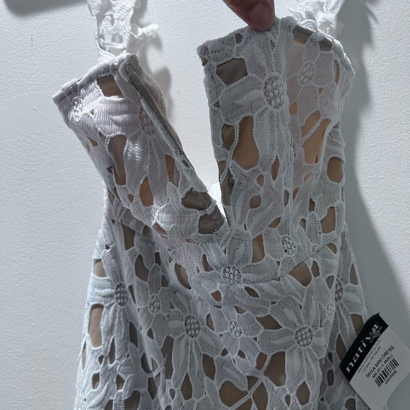 (NWT) Elegant Strapless White Lace Dress - Picture 4 of 8